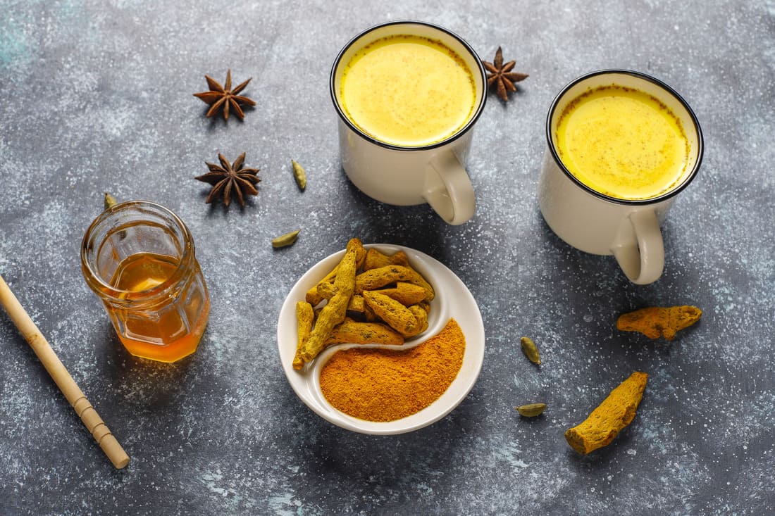 Image représentant un grog maison préparé avec du curcuma et du miel