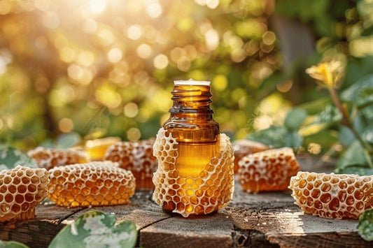 Image représentant un contenant de propolis et ses bienfaits pour la peau.