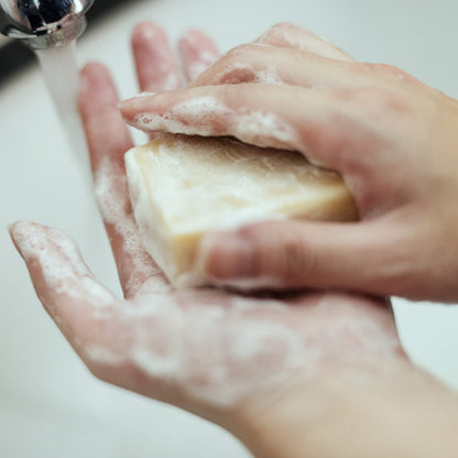 Image représentant un savon en train de mousser dans les mains.