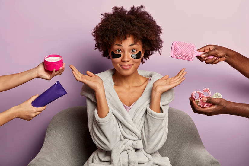 Femme aux cheveux bouclés test des produits cosmétiques