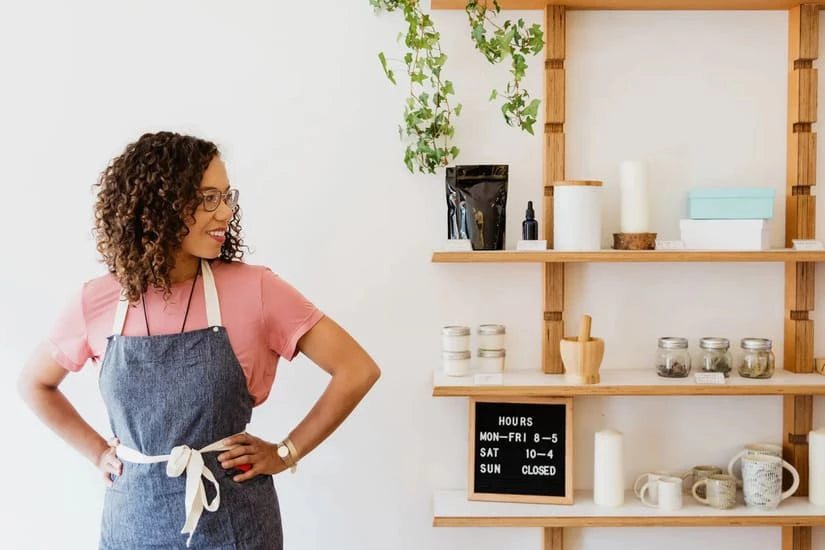 Vendeuse de cosmétique naturel dans la boutique